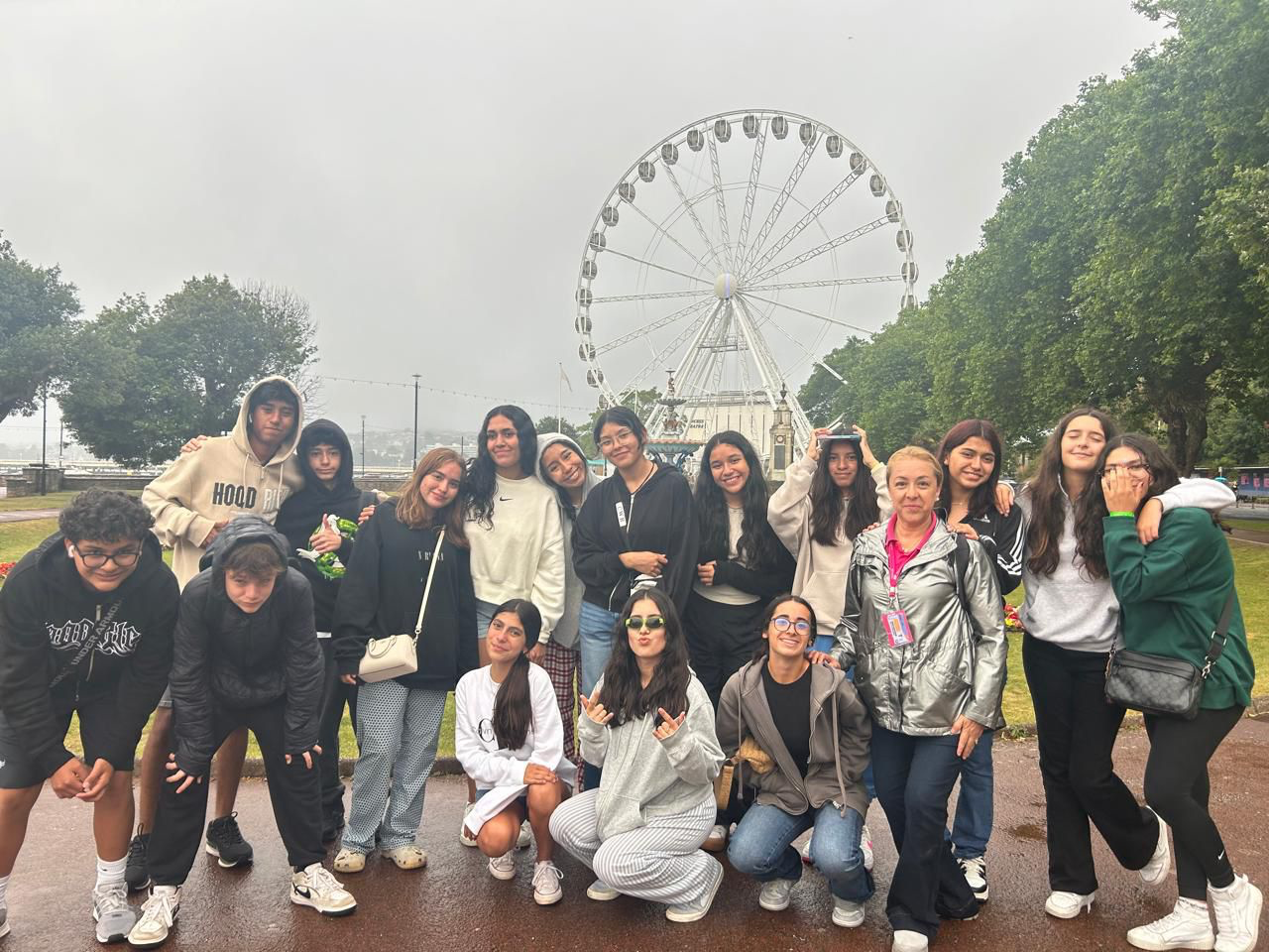 Blanch Campuzano con un grupo de estudiantes durante una experiencia educativa